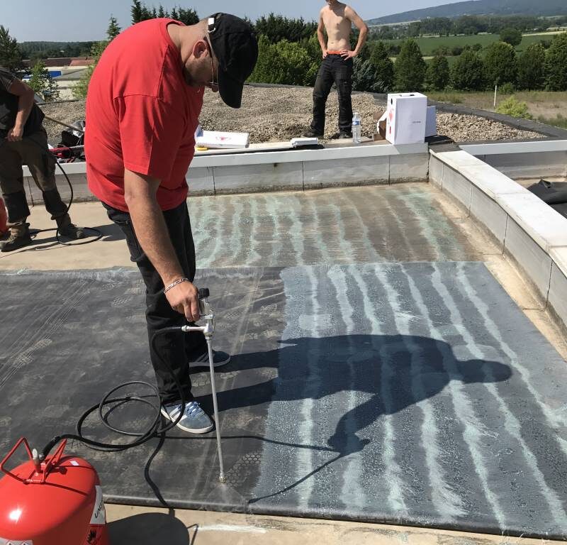 Etanch&eacute;it&eacute; d’une toiture avec pose membranes EPDM. Erstein 1