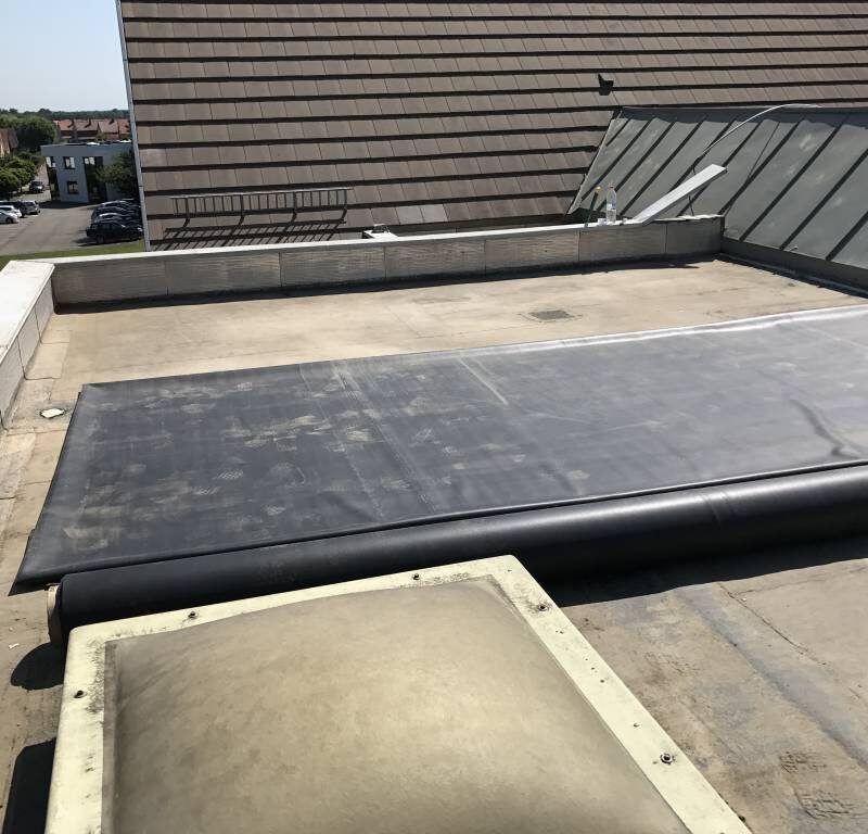 Etanch&eacute;it&eacute; d’une toiture avec pose membranes EPDM. Ostwald 2