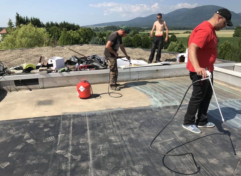 Etanch&eacute;it&eacute; d’une toiture avec pose membranes EPDM. Schiltigheim