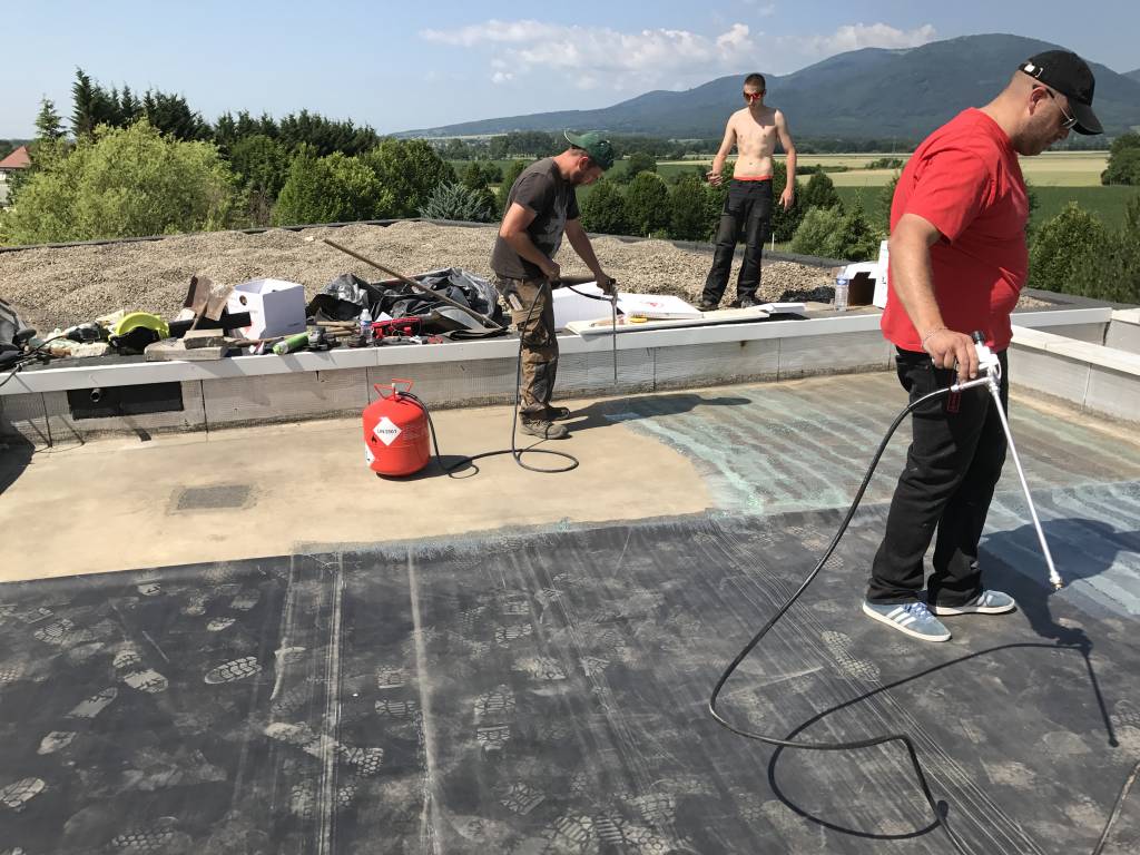 Etanch&eacute;it&eacute; d’une toiture avec pose membranes EPDM. Schiltigheim