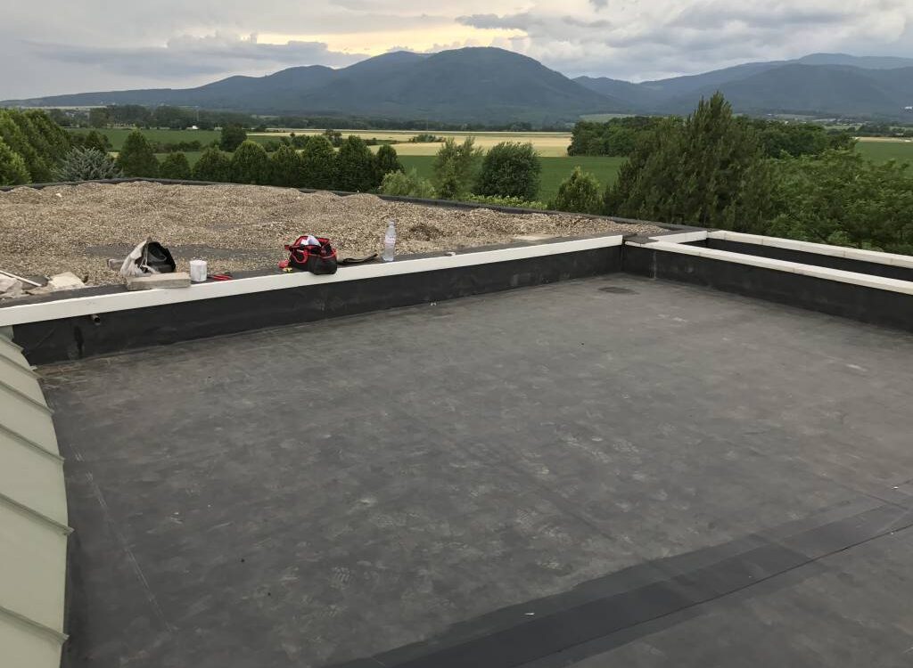 Etanch&eacute;it&eacute; d’une toiture terrasse en membranes EPDM. Erstein