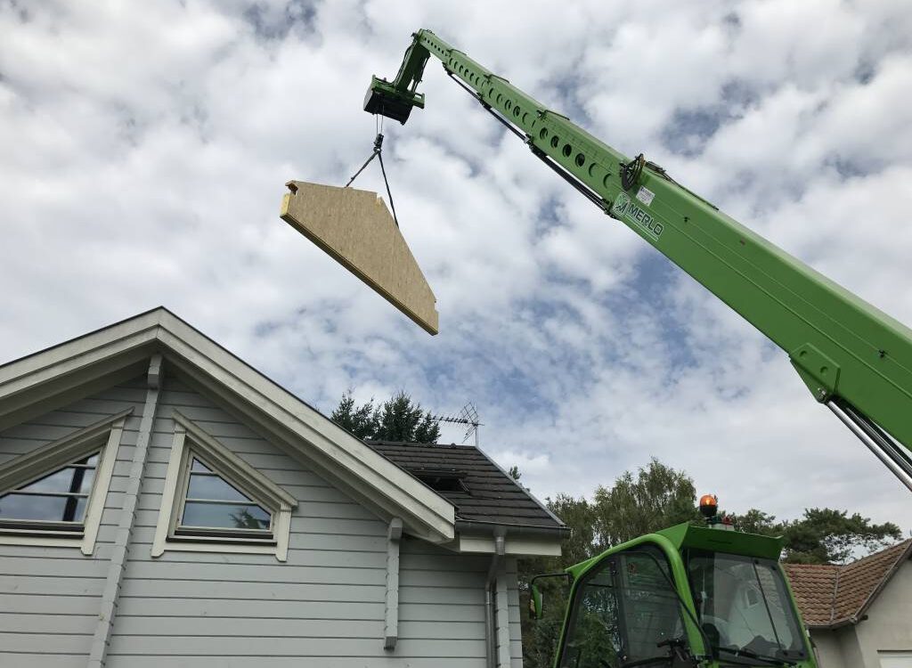 Levage et assemblage d’une maison en bois. H&oelig;nheim