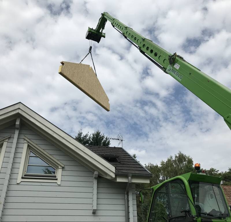 Levage et assemblage d’une maison en bois. H&oelig;nheim 0