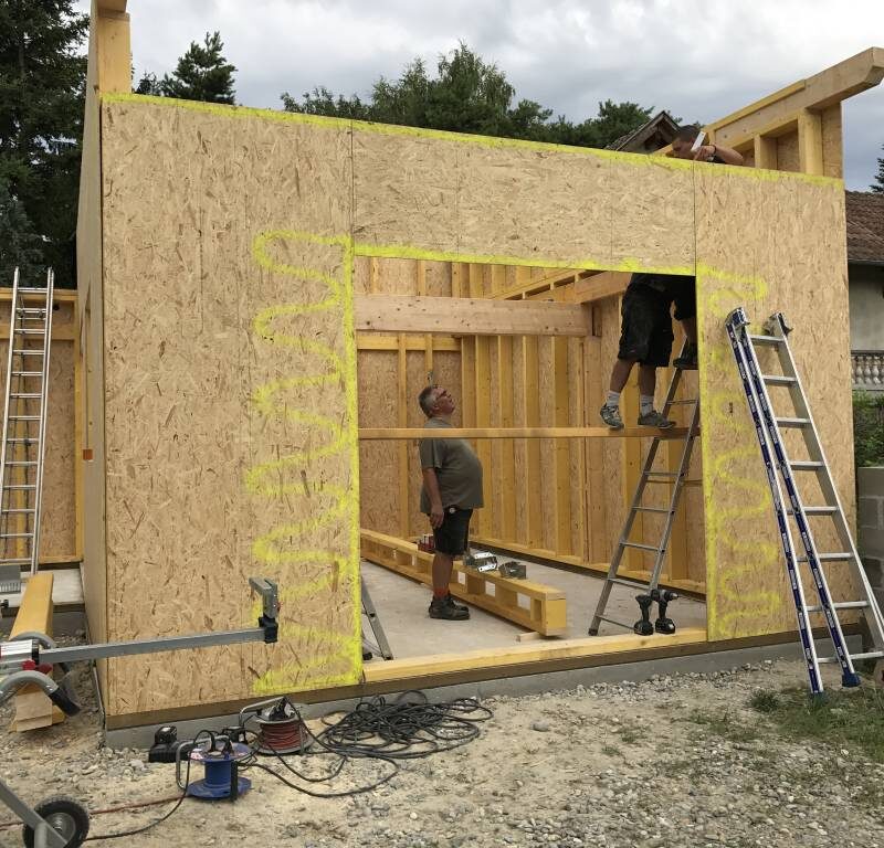 Levage et assemblage d’une maison en bois. S&eacute;lestat 5