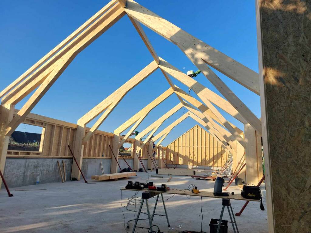 Levage d’une charpente en bois et couverture en tuiles et bac acier. Colmar