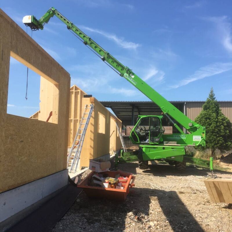 Levage d’une charpente en bois et couverture en tuiles et bac acier. Ostwald 3