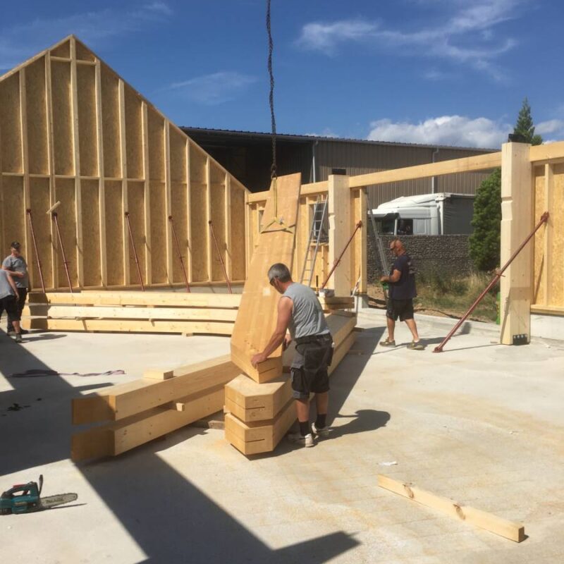 Levage d’une charpente en bois et couverture en tuiles et bac acier. H&oelig;nheim 4